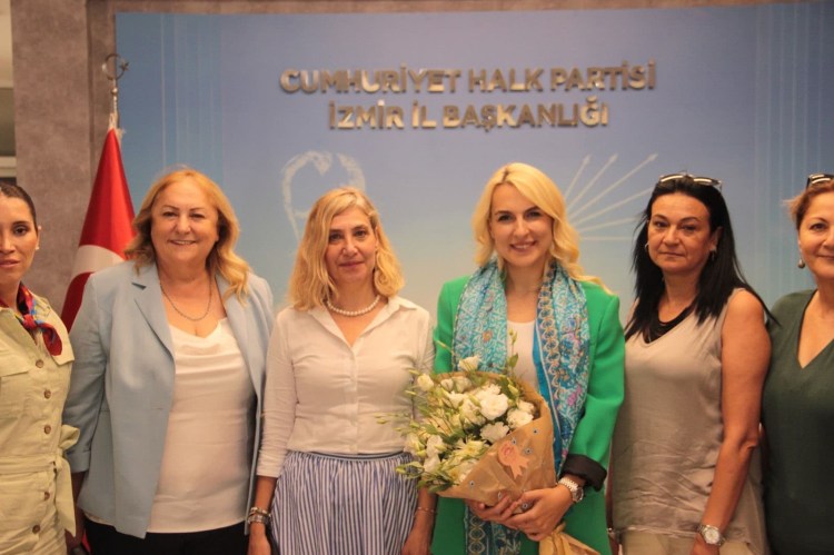 Av. Merve Kır, İzmir'de çiçeklerle karşılandı
