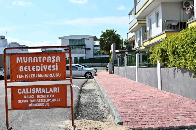 Antalya Muratpaşa'da kaldırım çalışmalarına devam