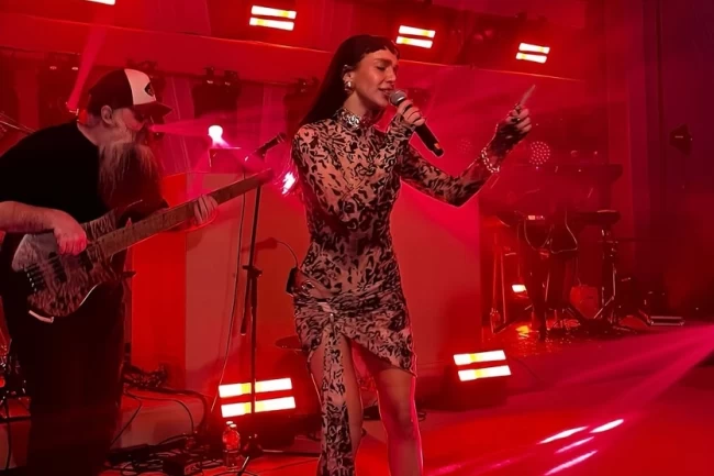 Aybüke Albere İstanbul'da sahneyi salladı