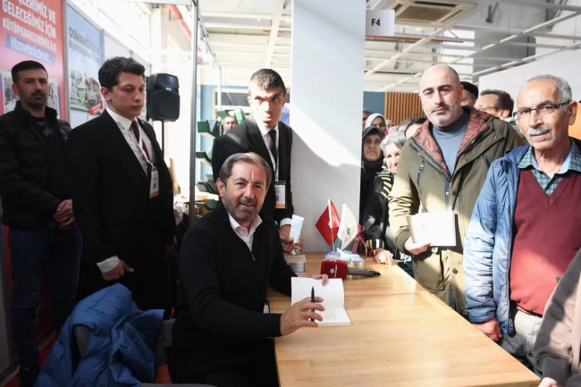Bursa Osmangazi Belediyesi Serhan Asker'i kitapseverlerle buluşturdu