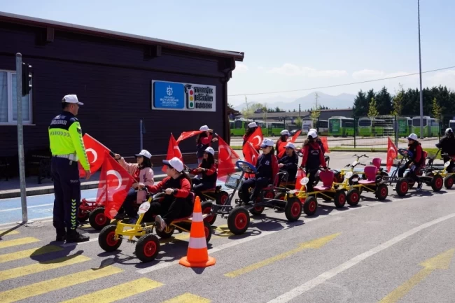 Trafik Eğitim Parkı'nda Türk bayrağıyla renkli kutlama