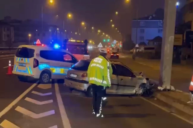 Düzce'de otomobil refüje çarptı!