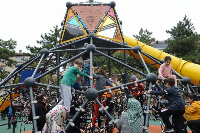 Bursa Yıldırım'ın çehresi parklarla güzelleşiyor