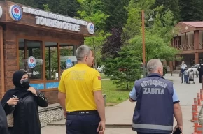 Turistlerin yüzü zabıta ile güldü